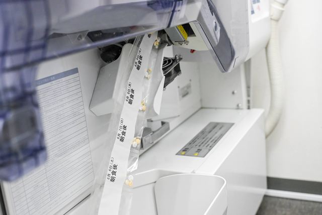日付と用法が印字された一包化のお薬を作る全自動分包機