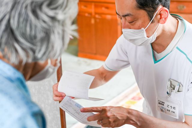 薬剤師が患者さまと一緒にお薬の説明書を確認している様子